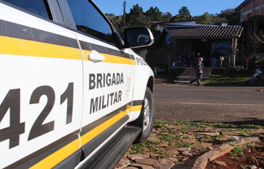 Ir para  <p>Uma liga&ccedil;&atilde;o de um vizinho levou a Brigada Militar, na madrugada desta quarta-feira (31), at&eacute; uma loja na Avenida Pedro Pinto de Souza, centro, de Erechim. No interior do estabelecimento os policiais...